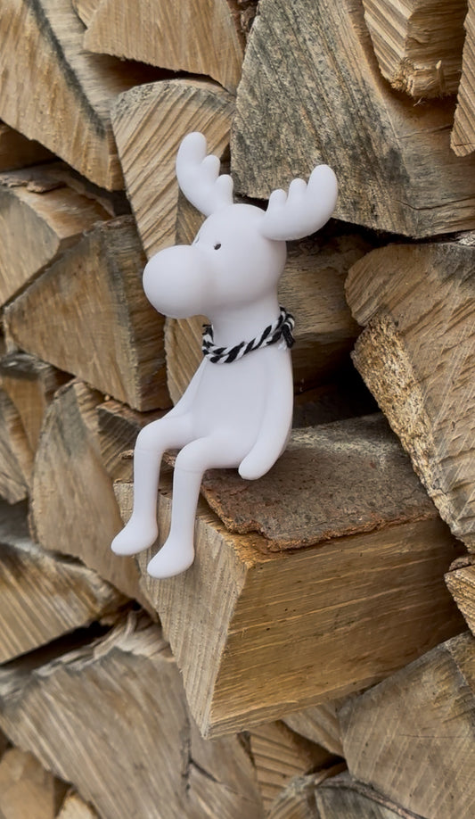 Niedlich sitzender Elch