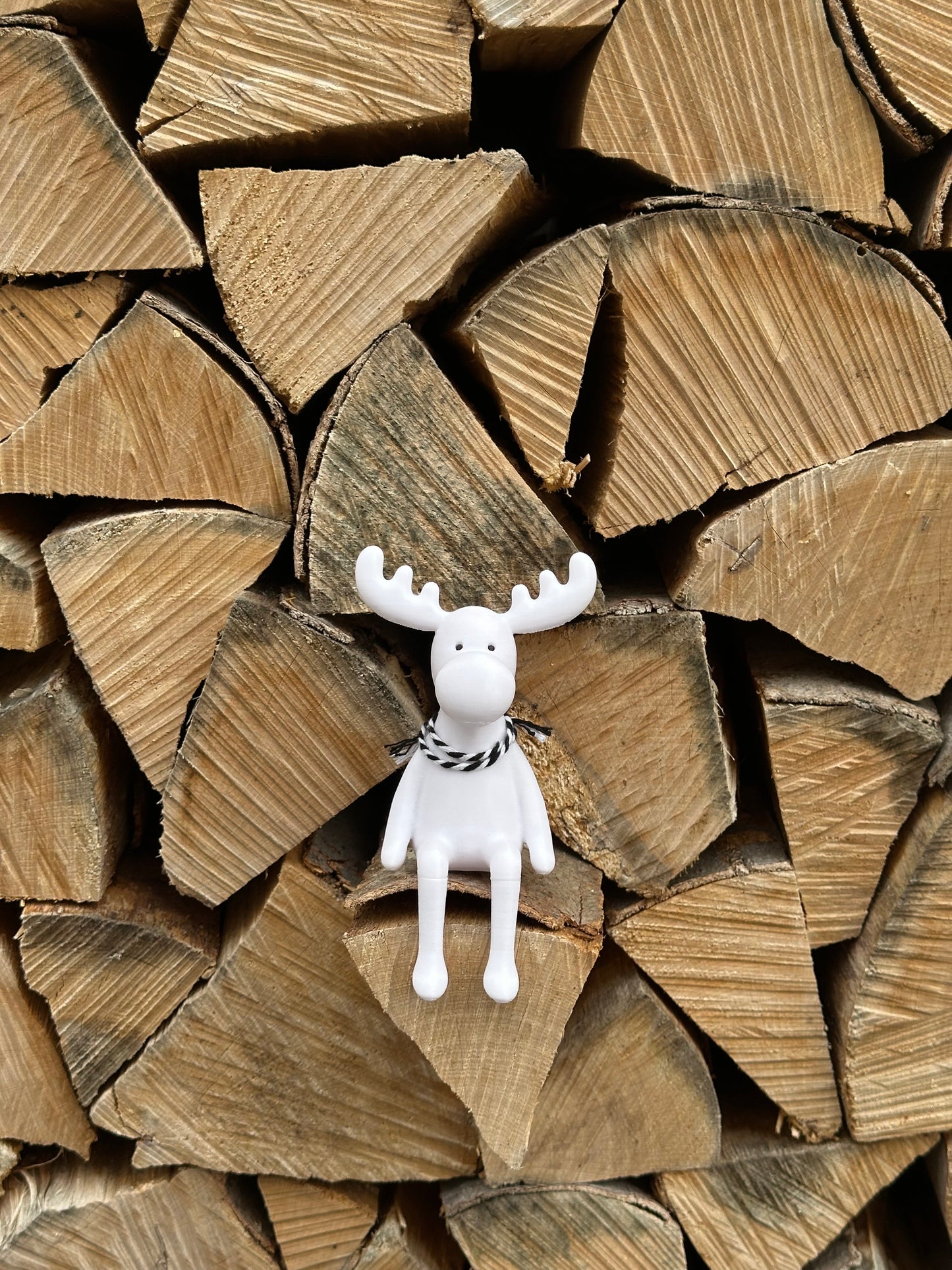 Niedlich sitzender Elch