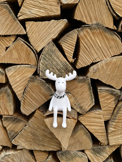 Niedlich sitzender Elch