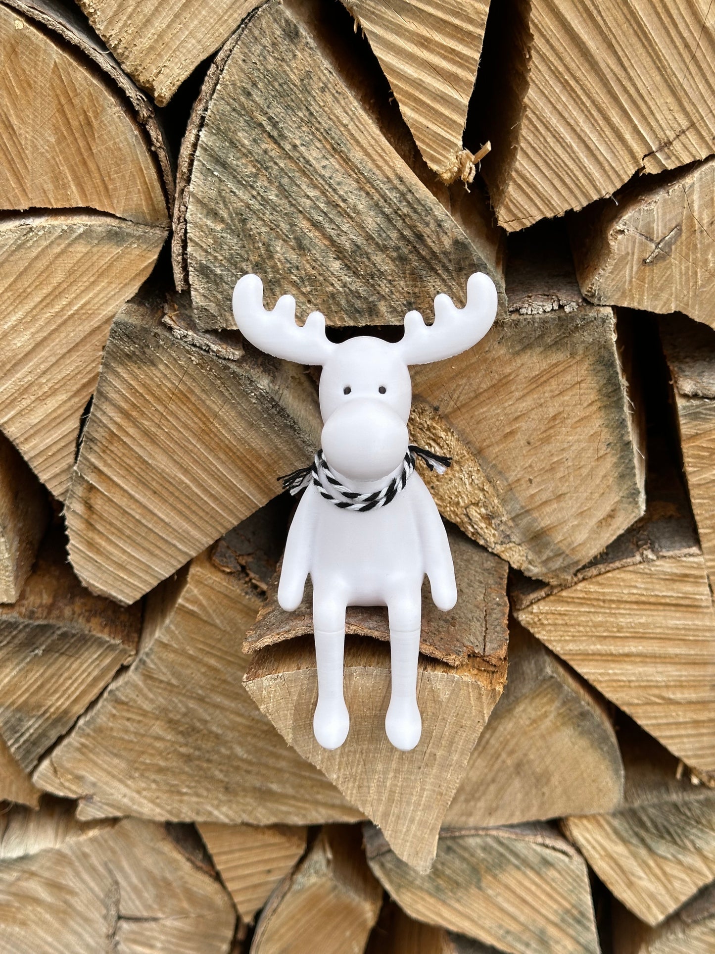 Niedlich sitzender Elch