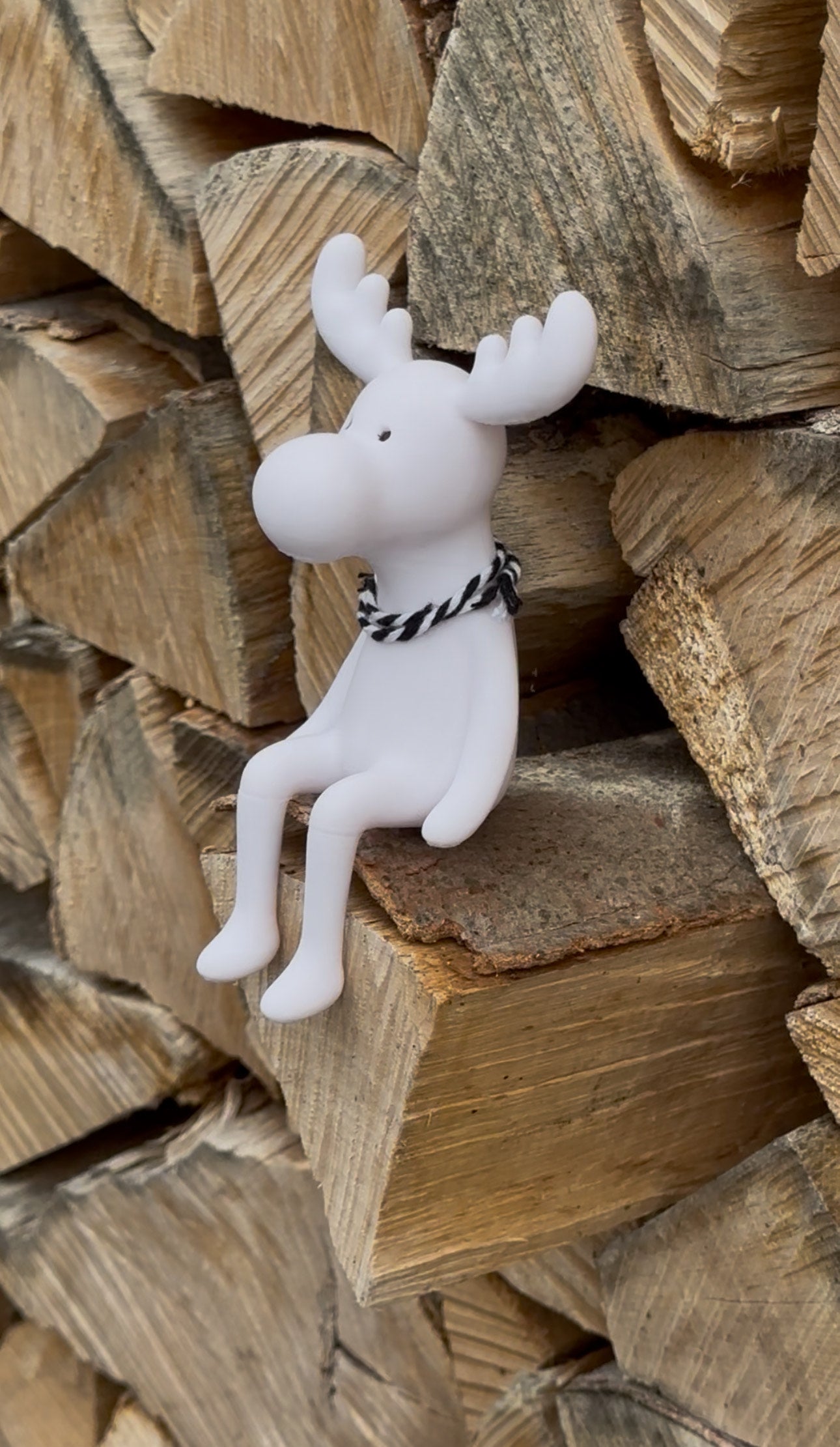 Niedlich sitzender Elch